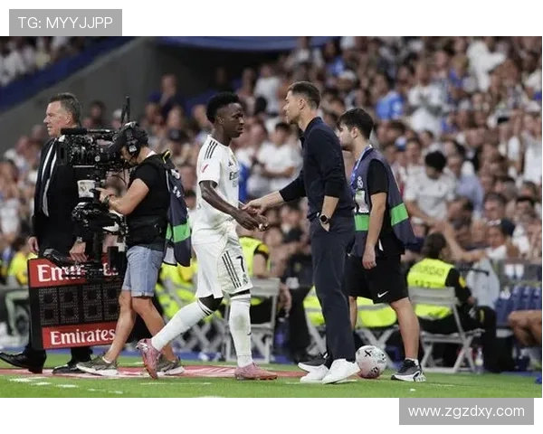 阿隆索因维尼修斯防守失误换下他引发热议