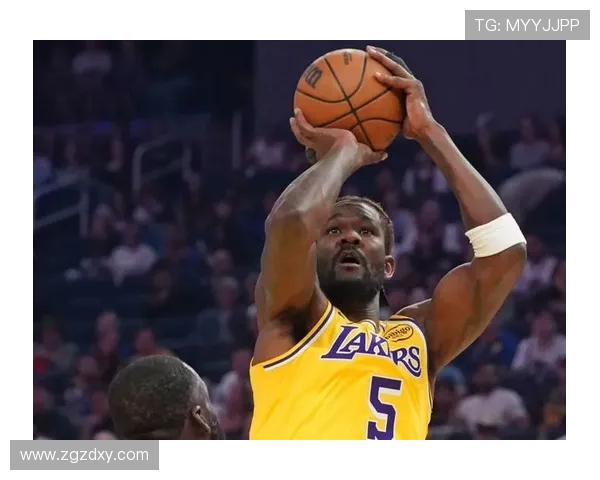 原创湖人险胜爵士!三核轰72分,艾顿伤退,替补难有得分贡献! 原创湖人险胜爵士!三核轰72分,艾顿伤退,替补难有得分贡献!